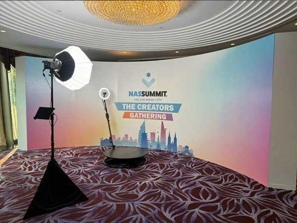 Photobooth 360 Độ Cao Cấp: Tiêu Chuẩn Mới Cho Sự Kiện Luxury & Trải Nghiệm Khách VIP - ĐT: 0912502060 thue-buc-xoay-360-photoboth