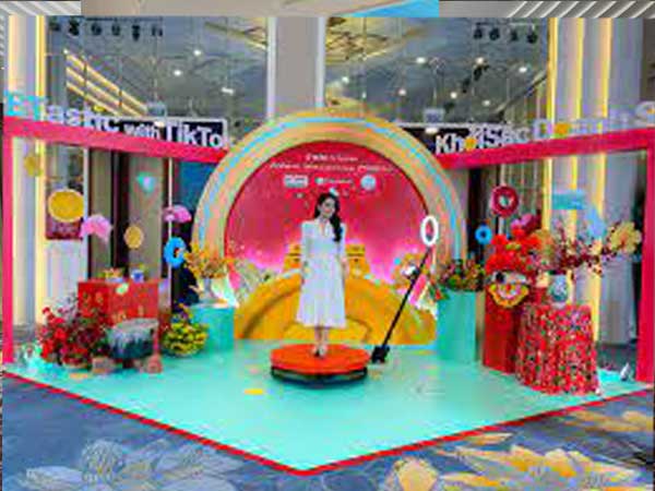 Photobooth 360 Độ Cao Cấp: Tiêu Chuẩn Mới Cho Sự Kiện Luxury & Trải Nghiệm Khách VIP - ĐT: 0912502060 tim-y-tuong-thiet-ke-booth-voi-buc-quay-video-photoboth-360-do