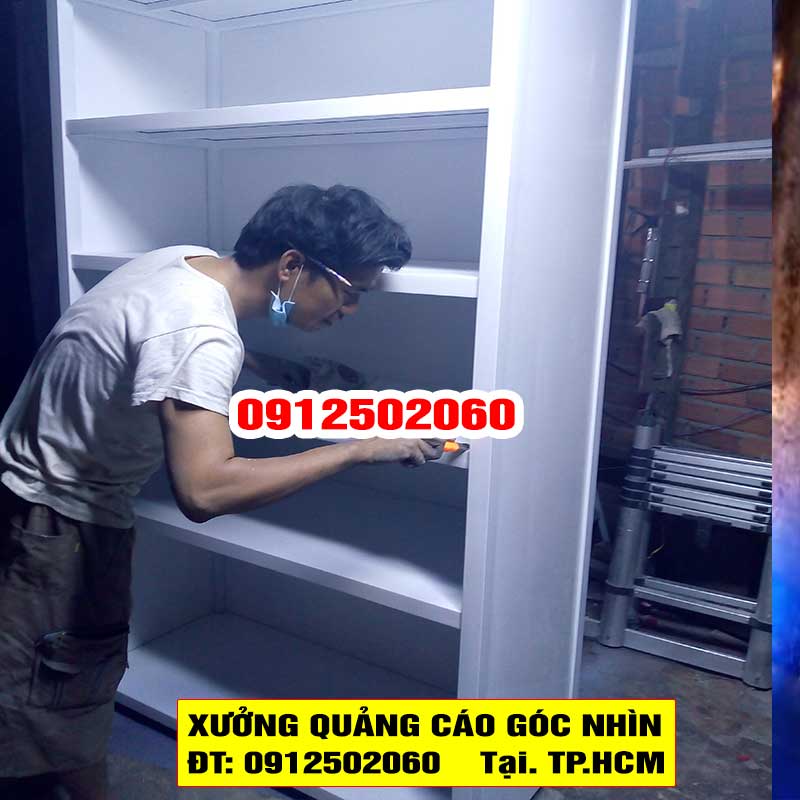 Thợ kỹ thuật đo kiểm kích thước sản phẩm tại xưởng TOVI