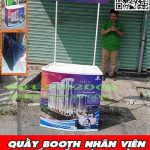 nhân viên tư vấn nhà đất bằng quầy booth nhựa