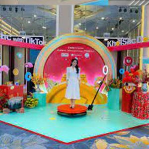tim-y-tuong-thiet-ke-booth-voi-buc-quay-video-photoboth-360-do